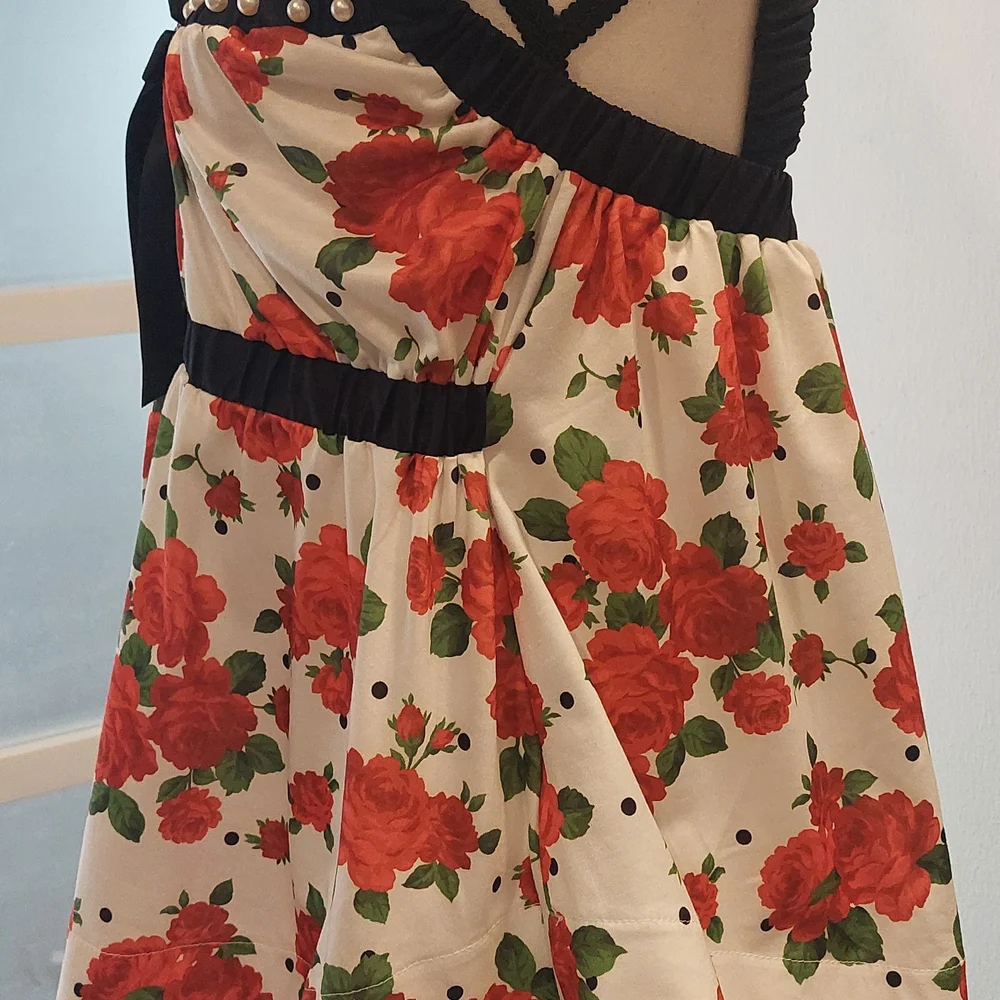 Chic Floral Women's Blouse with Black Accents - Picture 4 of 8